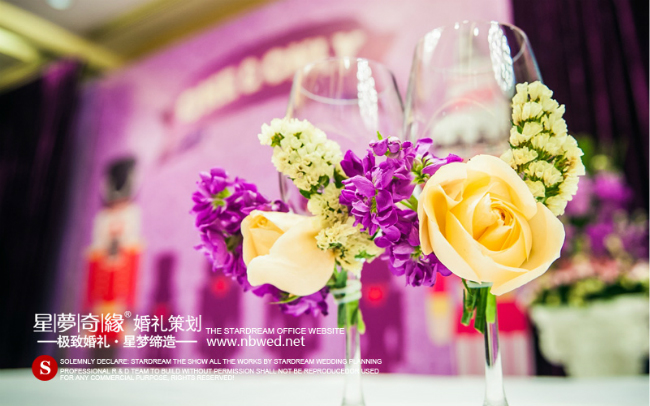 交杯酒被鲜花装饰,