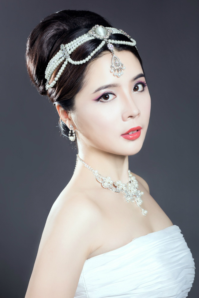 婚纱彩妆造型工作室 浏览: 539 复古新娘妆容复古新娘妆容 新娘发型