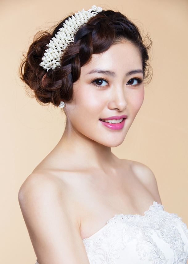 小清新新娘,时尚而不失活泼的新娘美发,妆容精致,自然,不失时尚感.