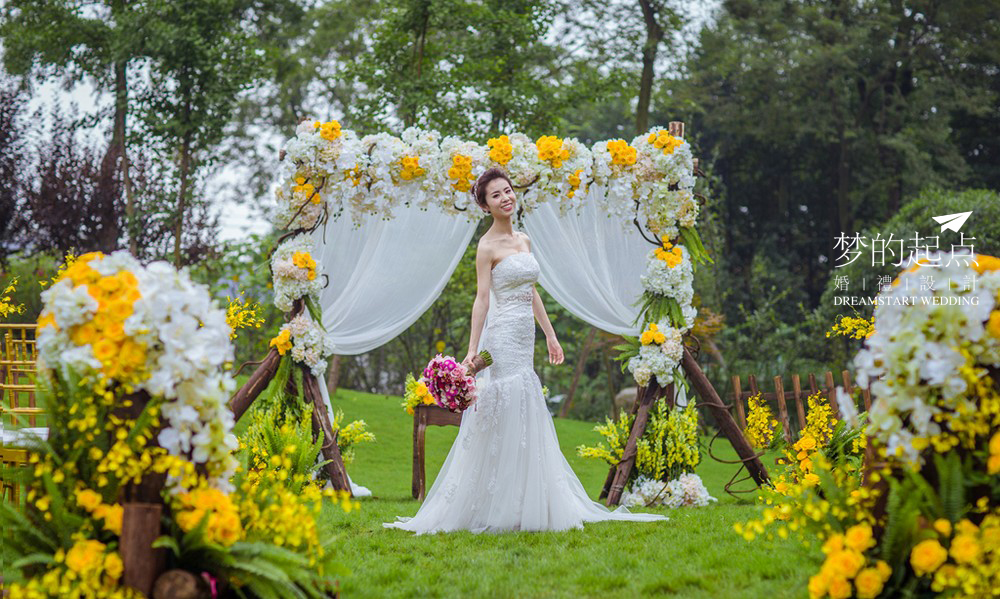 简约的小型户外婚礼