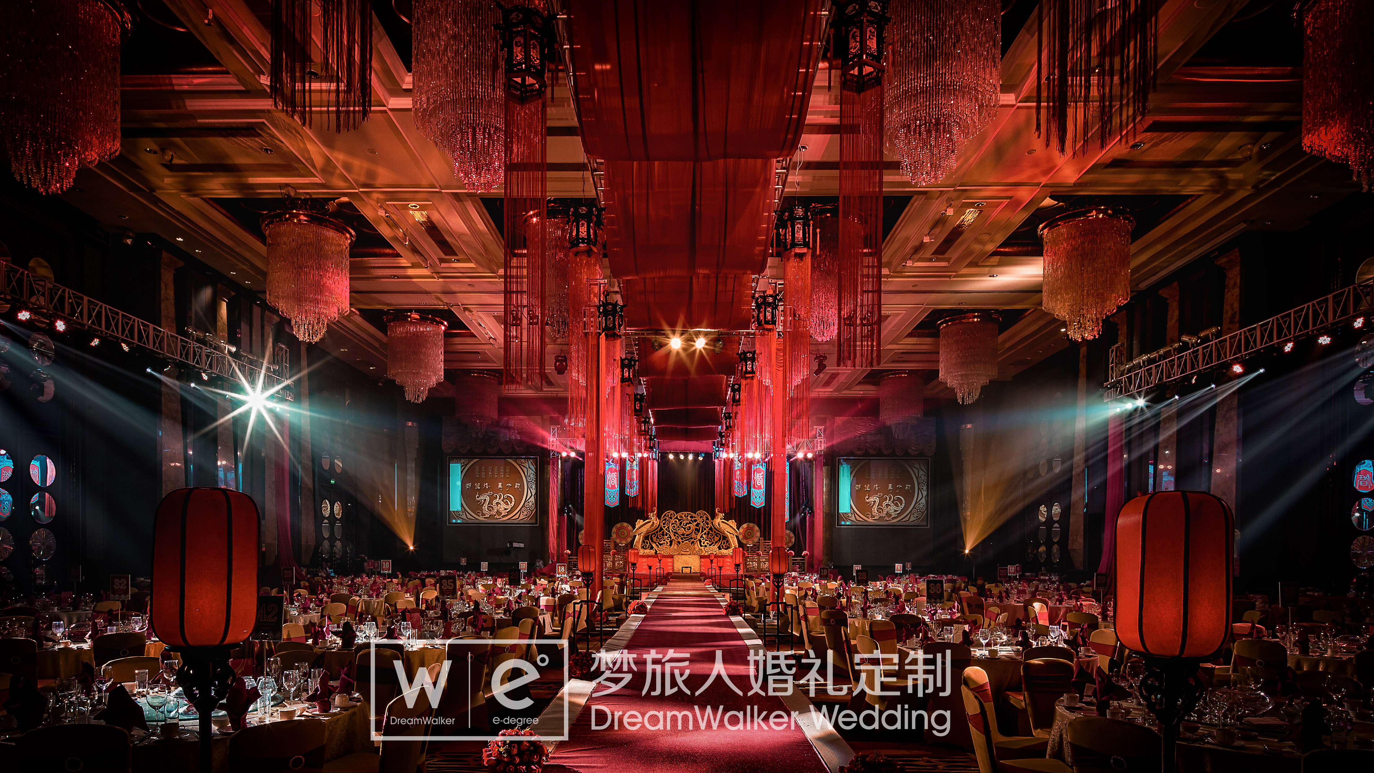 新中式婚礼：旗帜原本安静，有风便招搖