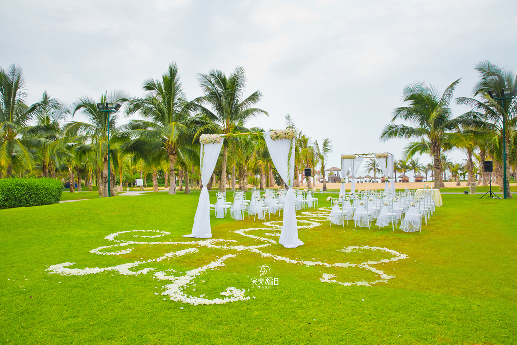 高尔夫场地用什么草坪最好_婚礼场地怎么布置_草坪婚礼场地布置