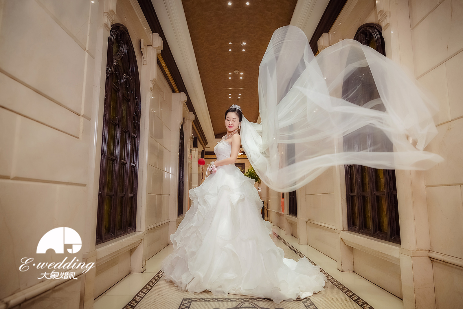 婚礼跟拍,抹胸婚纱,长头纱,