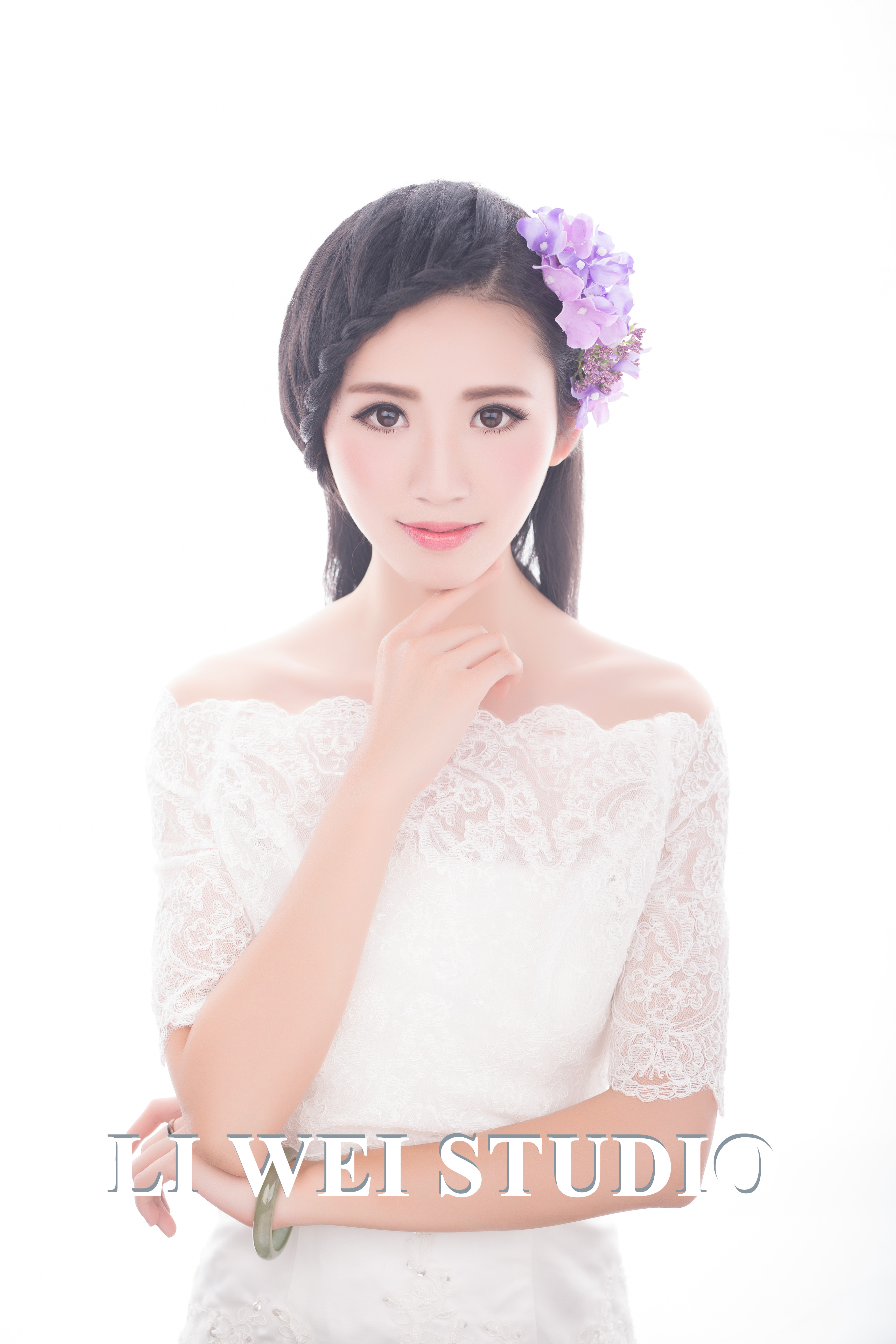 森系新娘造型新娘鲜花头饰一字肩新娘礼服