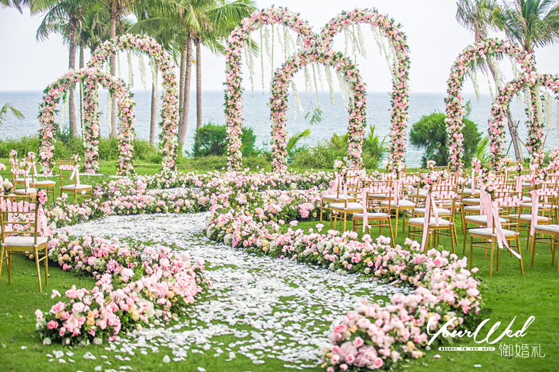 户外草坪婚礼唯美浪漫婚礼鲜花路引