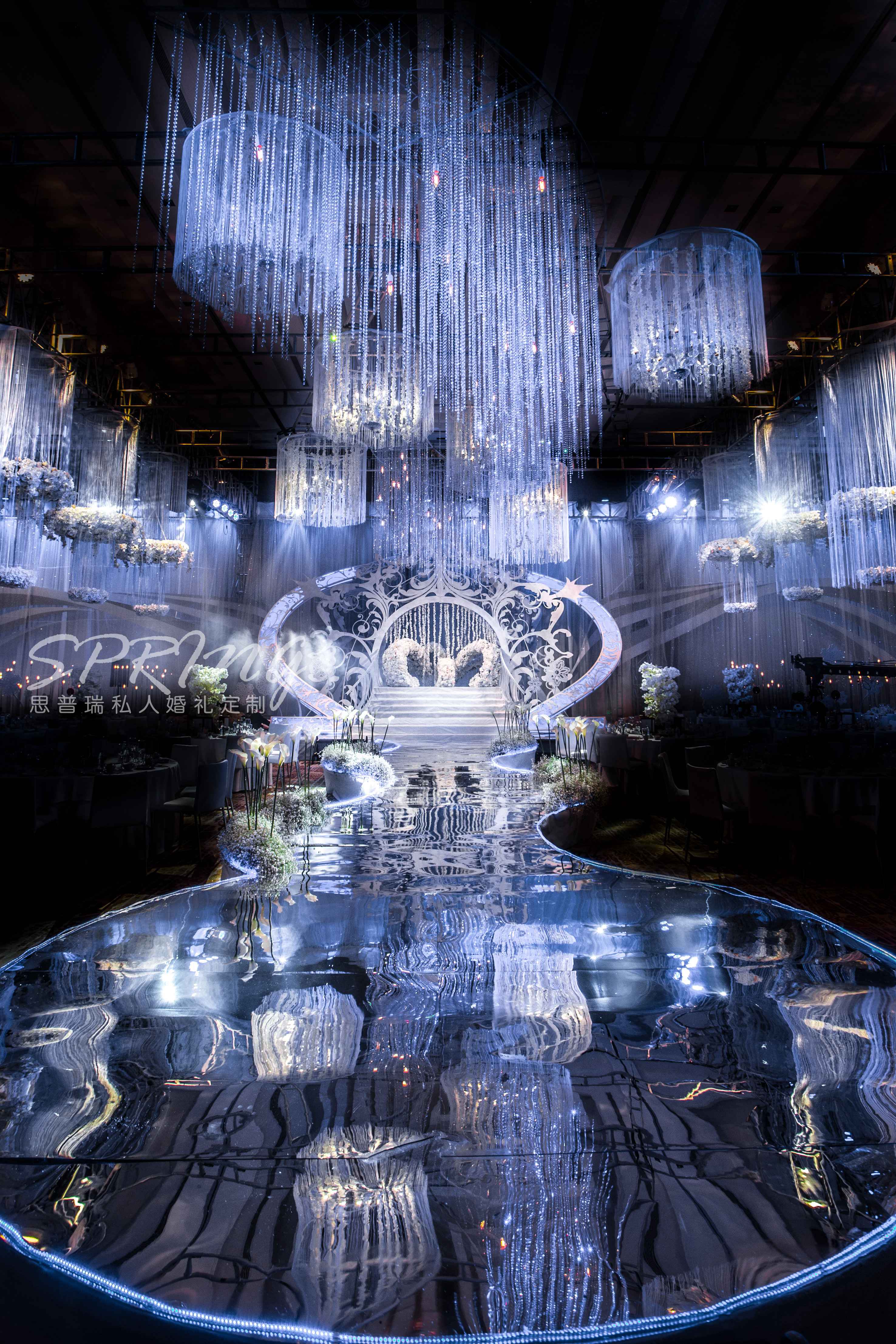 唯美梦幻风婚礼舞美灯光水晶珠链