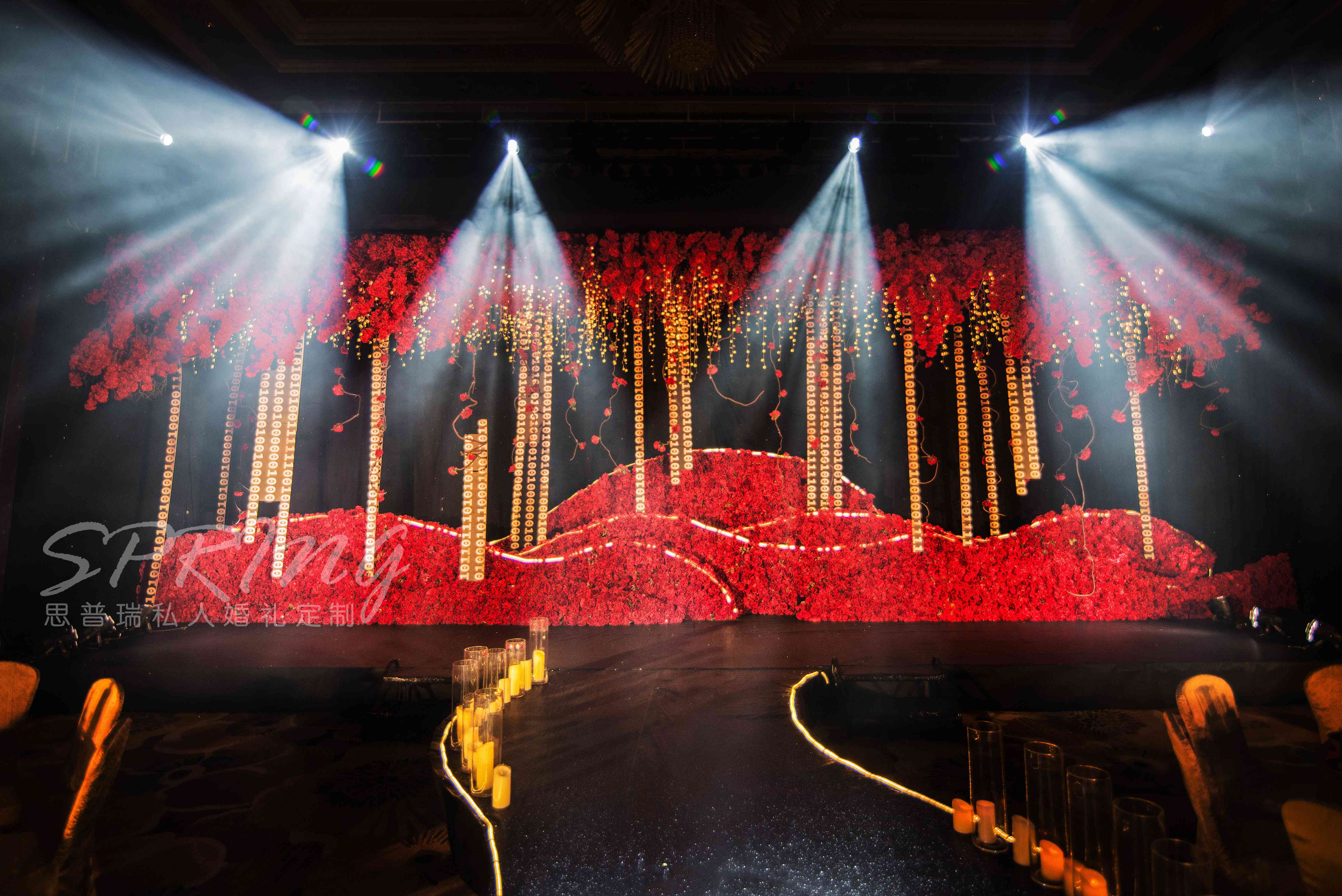 红黑撞色婚礼个性主题婚礼背景墙