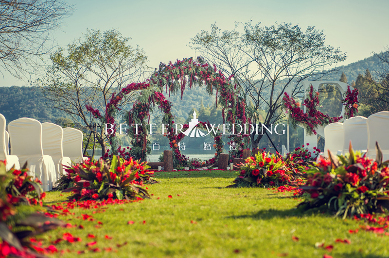 户外草坪婚礼红绿撞色婚礼路引通道