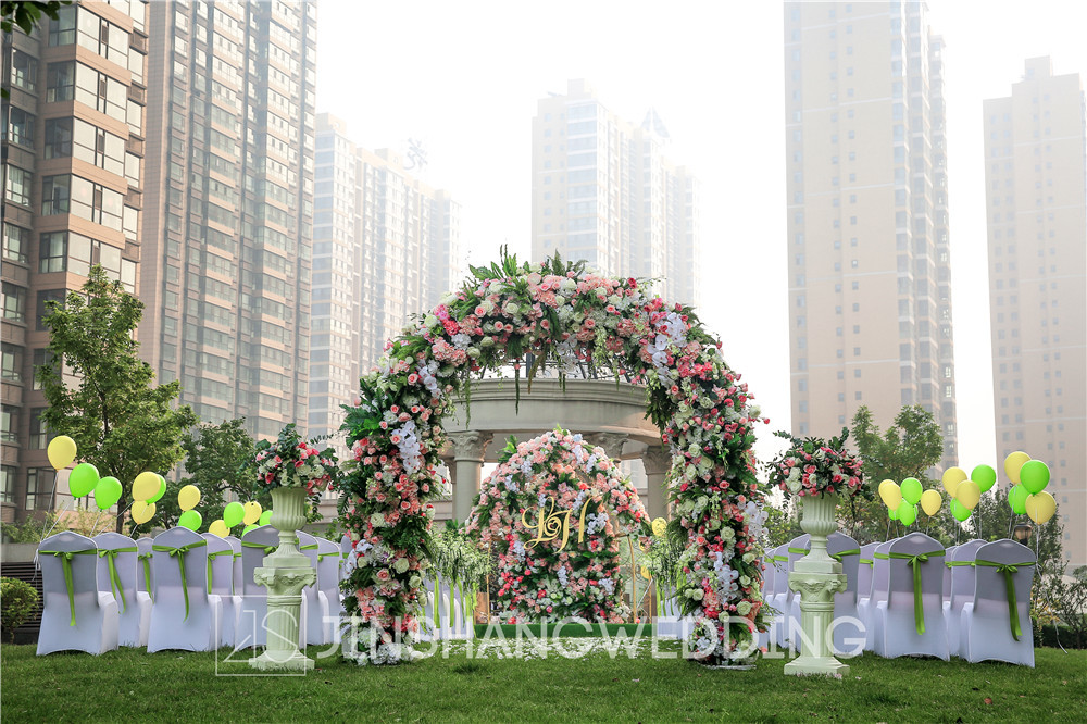 户外草坪婚礼拱门