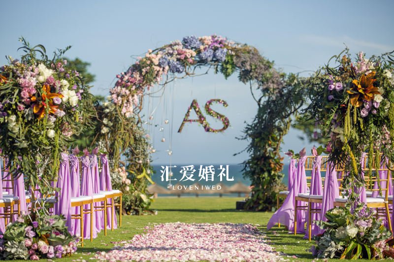 鲜花拱门背景墙户外海边婚礼草坪婚礼