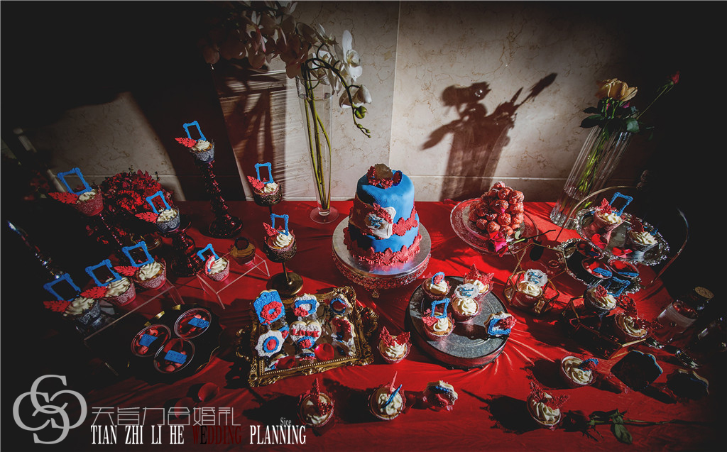 甜品桌,英伦风婚礼,红蓝撞色婚礼,