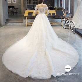 LaMoon婚纱杭州:一字肩蕾丝大拖摆婚纱