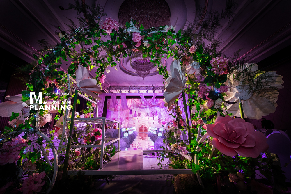 婚礼仪式区入口,纸花,花车,