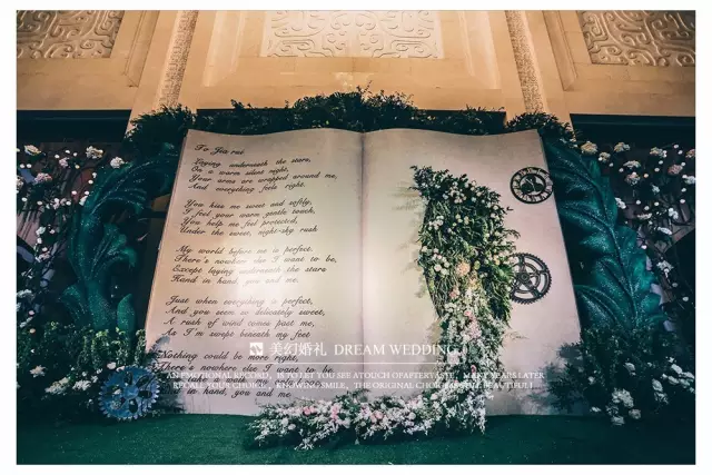 迎宾区书本背景墙花艺设计