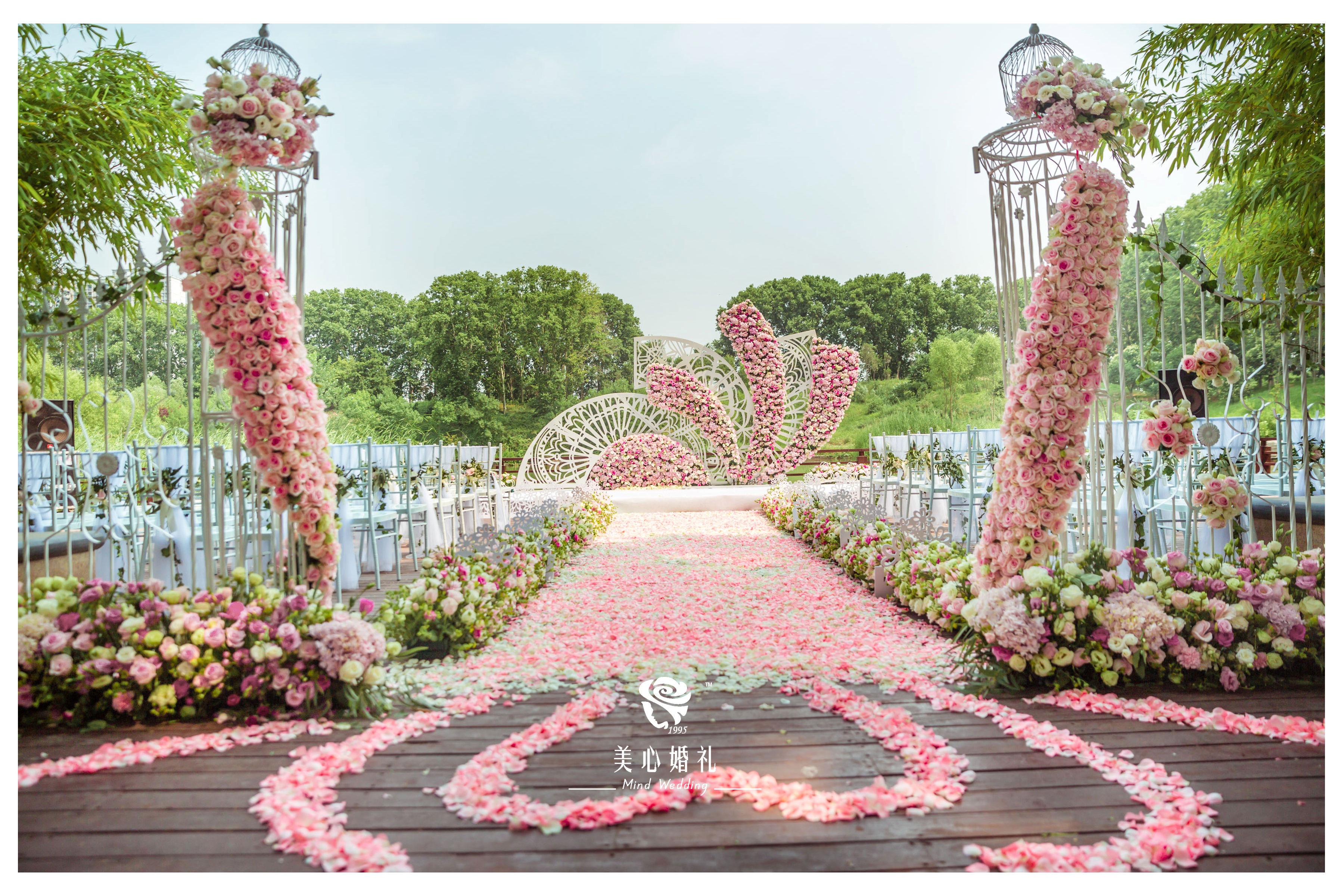 花瓣路引,婚礼仪式区入口,花艺设计,