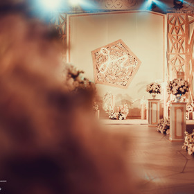 Kiss婚礼:我在古堡中守候千年，许你花开遍野，四时明媚