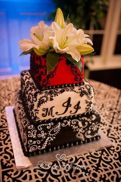 16款红黑色的婚礼蛋糕，充满了神秘感和哥特风，喜爱红黑撞色的你一定要收藏哦~