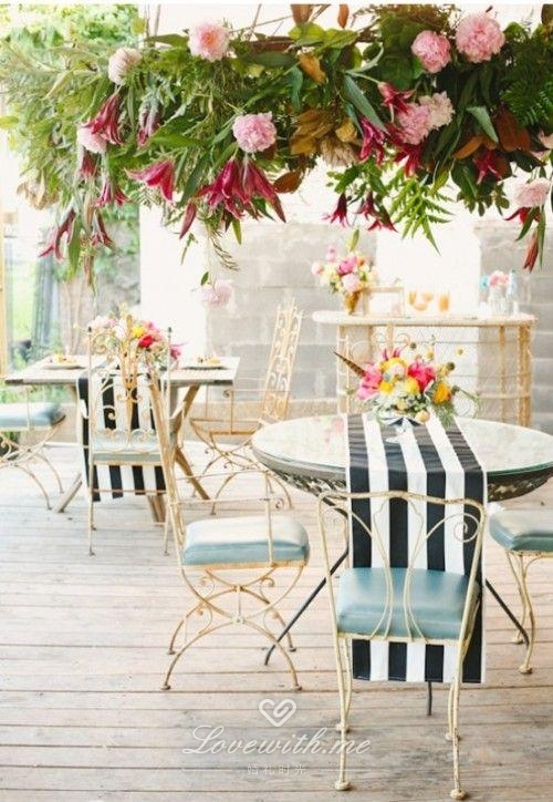 婚宴场地,条纹桌布,鲜花吊饰,