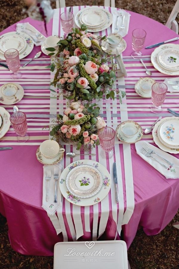 条纹丝带装饰餐桌,桌花餐具,