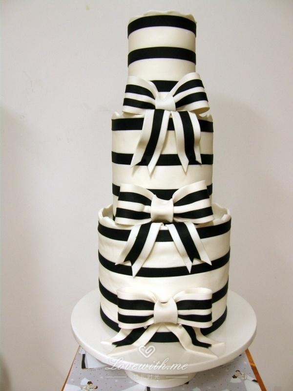条纹蝴蝶结多层婚礼蛋糕,