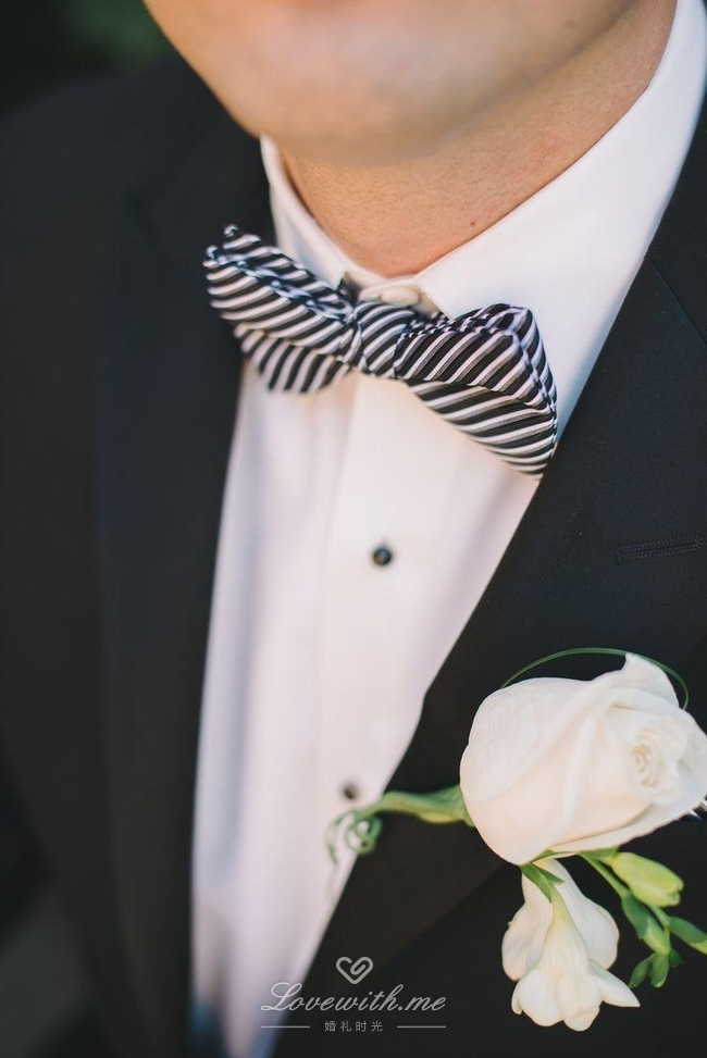 新郎条纹领结,白色胸花,