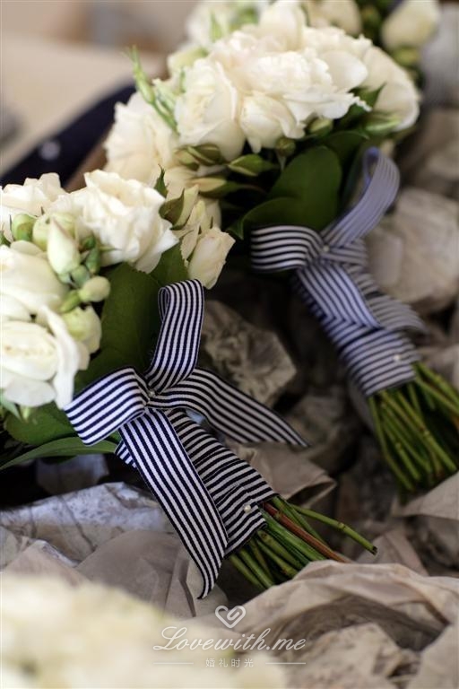 条纹丝带装饰新娘捧花,