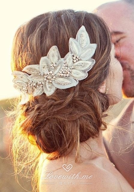10款甜美纯洁的新娘发饰发夹，镶嵌了水钻和羽毛装饰的发饰，让新娘看