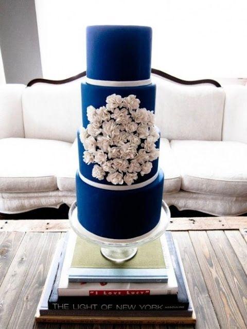 白色花朵蓝色婚礼蛋糕,