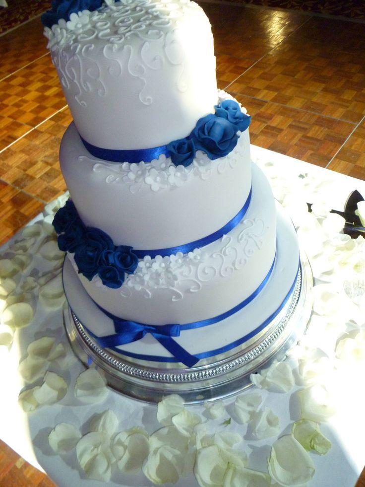 蓝色花朵蝴蝶结白色婚礼蛋糕,