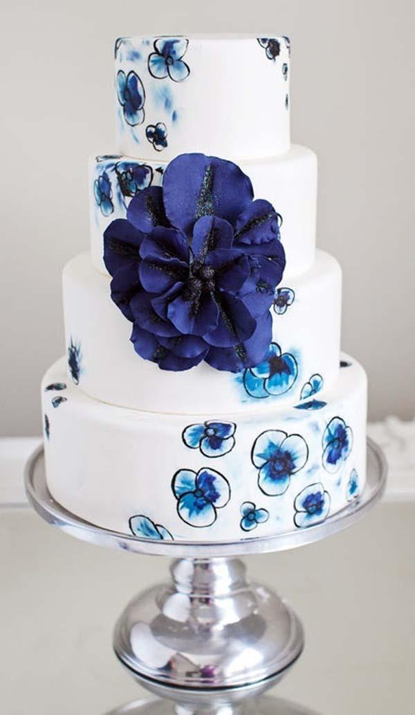 蓝色大花白色婚礼蛋糕