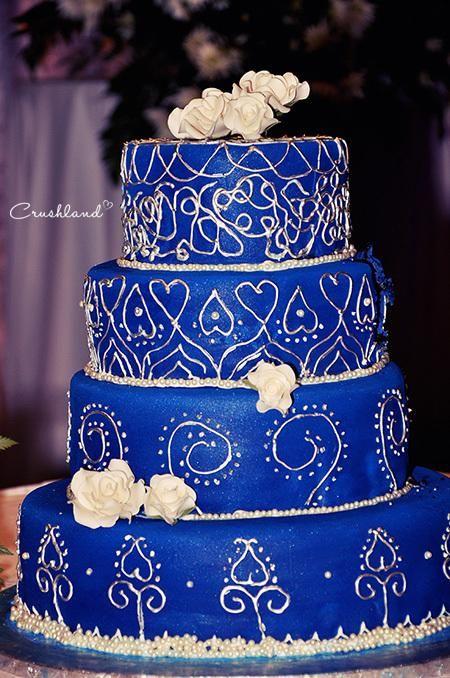白色的花朵与心蓝色的婚礼蛋糕,
