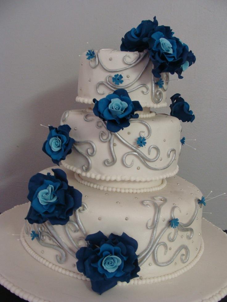 蓝色花朵白色婚礼蛋糕,