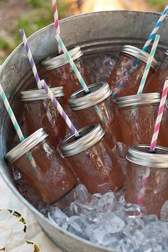 梅森瓶盛装的饮料,