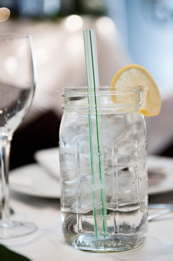 梅森瓶盛装的饮料,