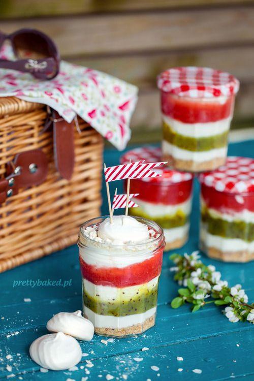 梅森瓶盛装的甜品,