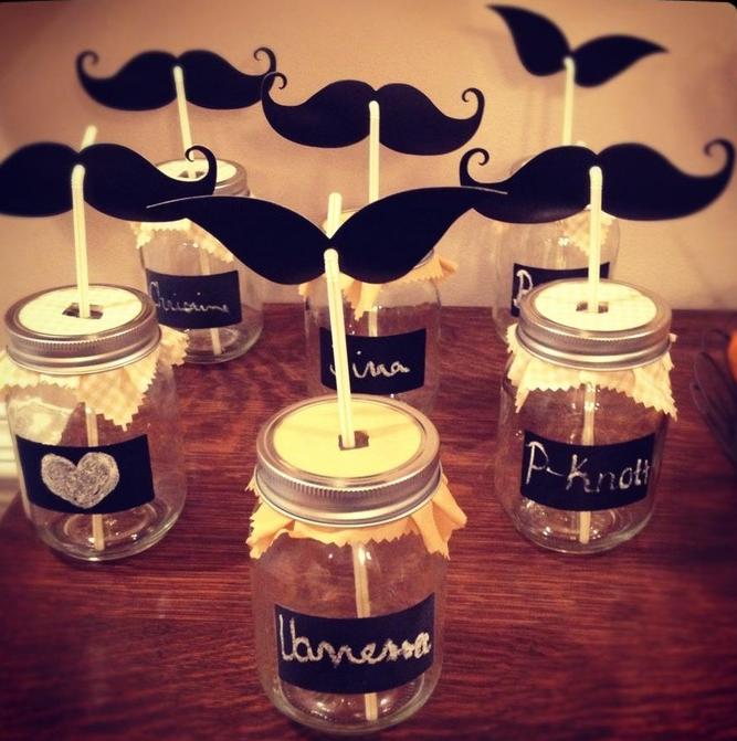 小胡子装饰的梅森瓶,