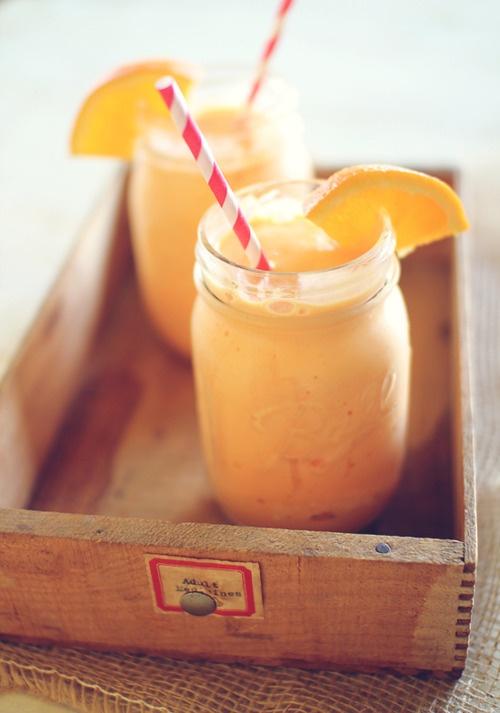 梅森瓶盛装的饮料,