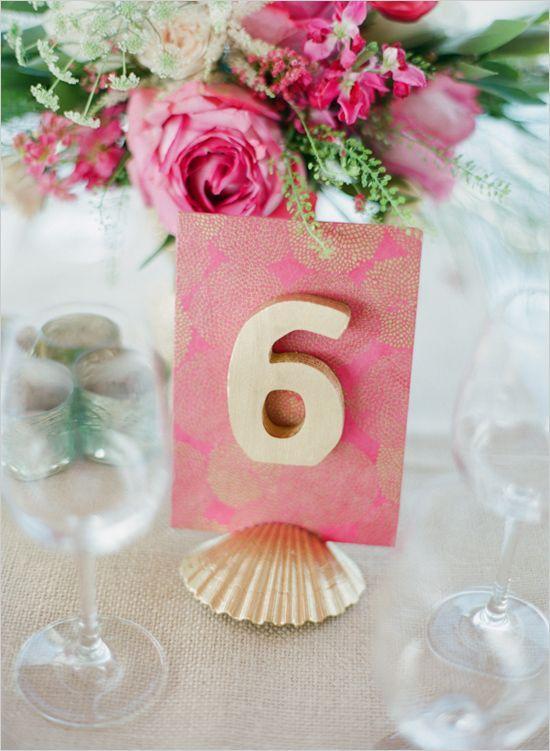 丰富多彩的婚礼桌号牌,什么样的材质都可以起到指引.