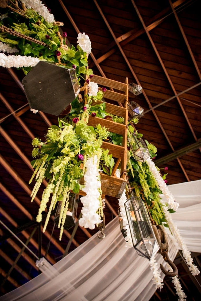 各种垂吊花艺装饰的婚礼布置灵感,悬挂在空中的梯子.