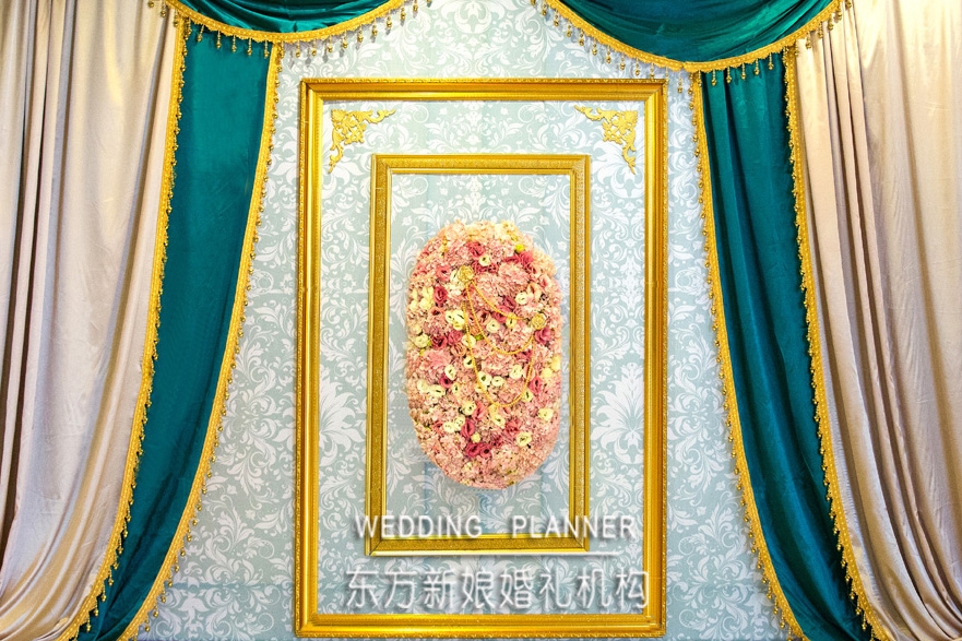 金色浮雕罗马柱高低错落，渐高式的过道和欧式图案，珍珠和金色玫瑰花的点缀，透着婚礼的奢华和质感。