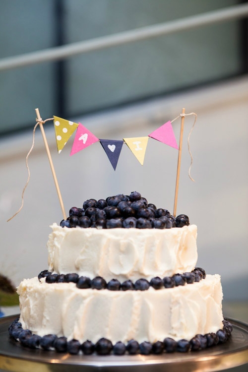 婚礼翻糖蛋糕,小旗帜,蓝莓,