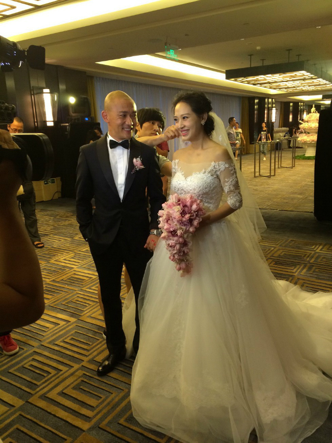 聂远与秦子越在女儿百日宴上补办婚礼