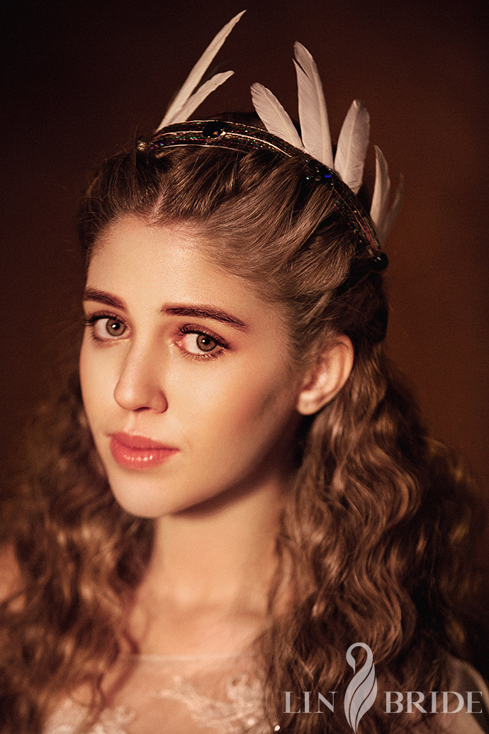 罗马风格新娘造型:在柔光中摇曳的复古风尚
