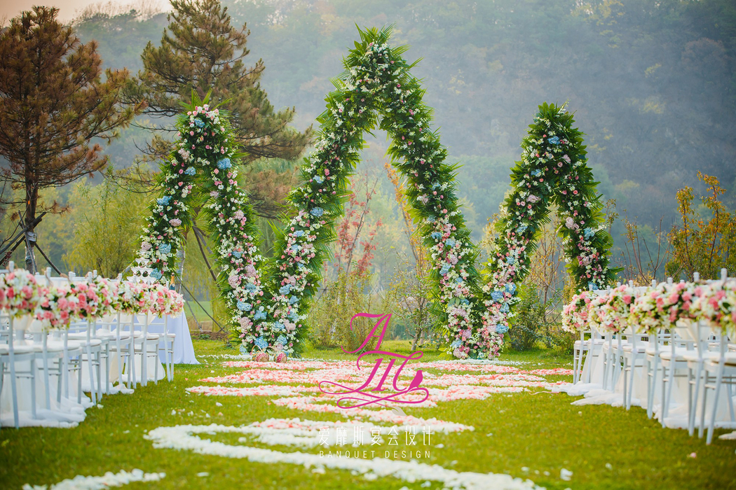 30个浪漫草坪婚礼仪式区创意布置!户外草坪婚礼.