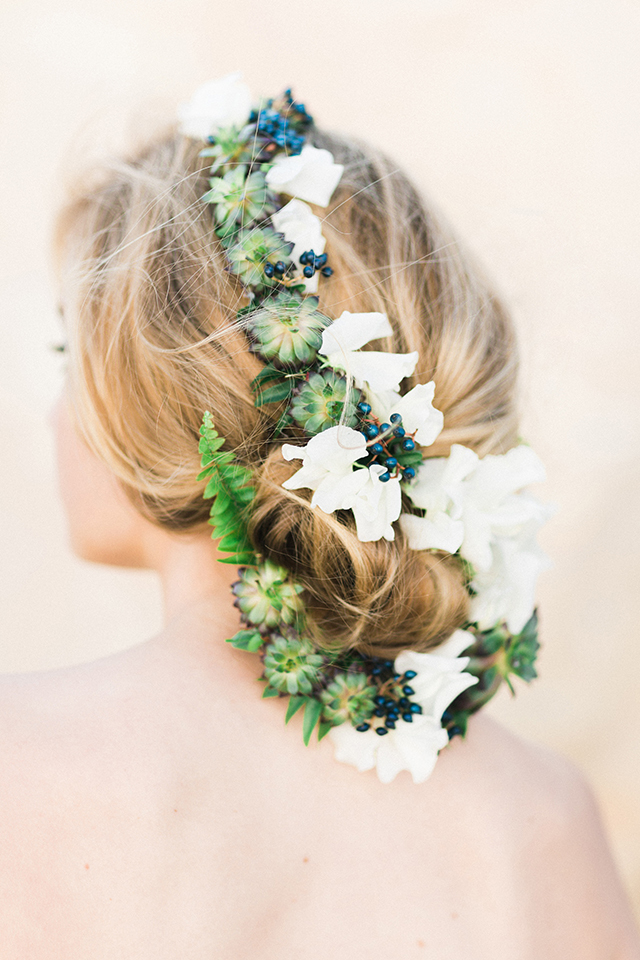 鲜花发饰盘发森系新娘造型
