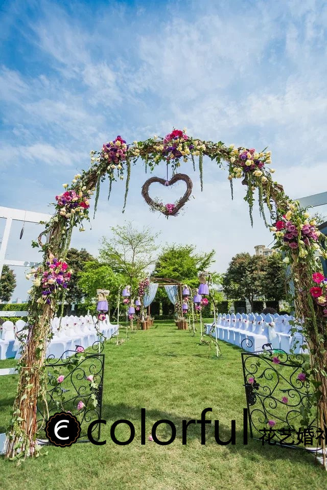 户外草坪婚礼鲜花拱门仪式区入口