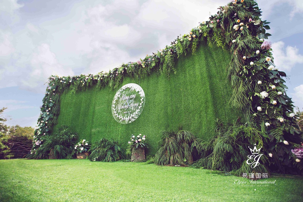 森系婚礼背景墙户外草坪婚礼