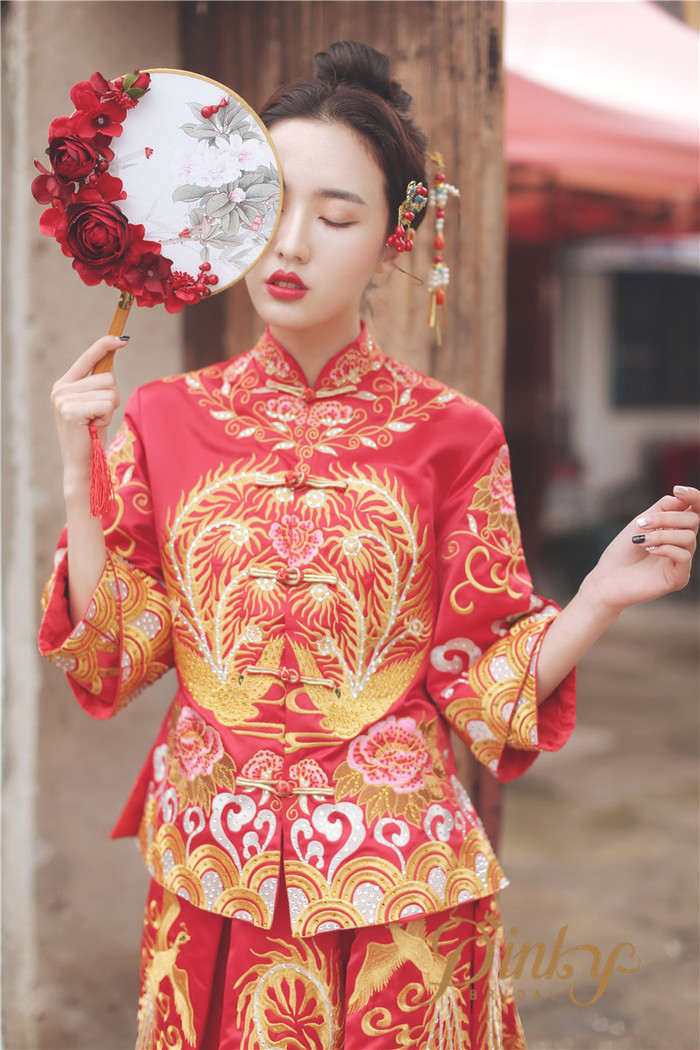 中式新娘礼服秀禾服