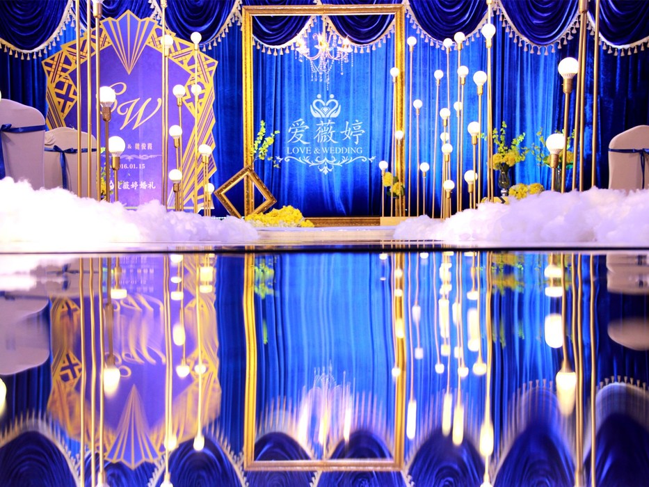 奢华大气婚礼帷幔背景墙蓝金撞色婚礼    皇家蓝是传统高贵的颜色,它