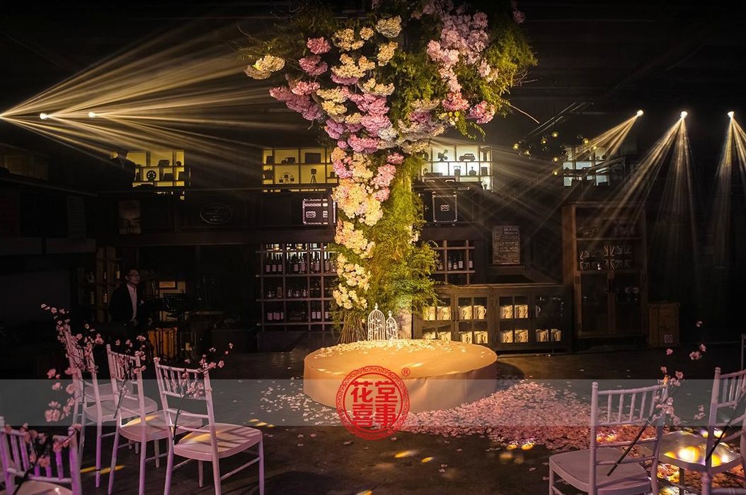 花堂喜事——圈子酒吧 酒吧婚礼的暗夜绽放之美
